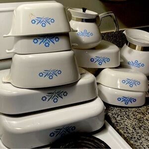 Corning ware casserole dishes with out glass covers in great beautiful condition